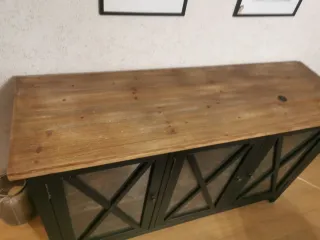 Mueble de madera y cristal negro