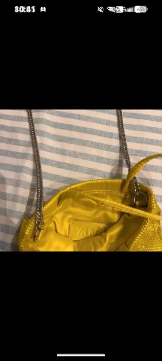 Bolso amarillo con cadena plateada