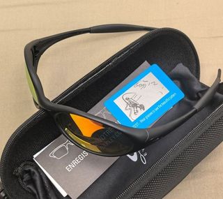 Gafas de sol Oakley negras y naranjas