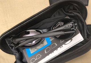 Gafas de sol Oakley negras y naranjas