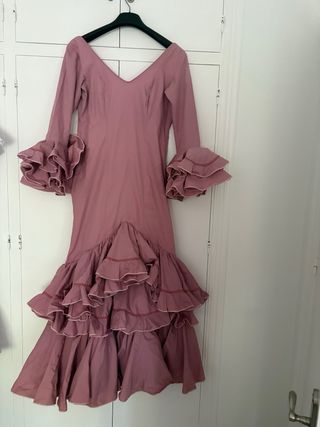 Traje de flamenca rosa volantes
