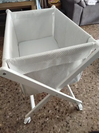 Cuna de bebé con ruedas y estampado