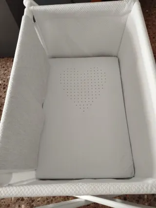 Cuna de bebé con ruedas y estampado