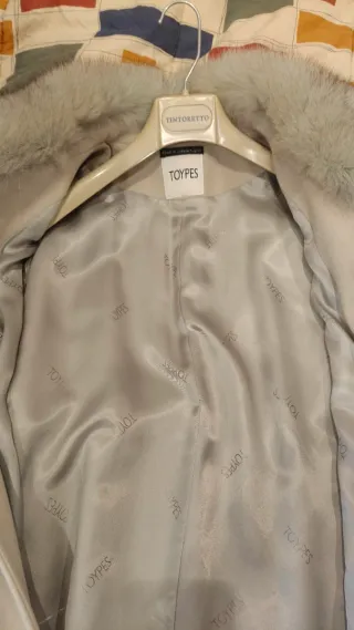 Abrigo gris perla elegante con cuello de pelo