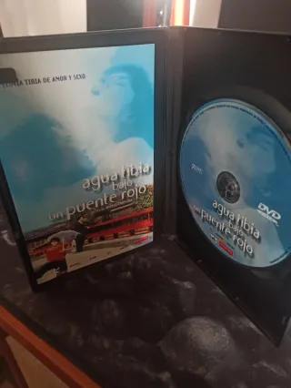 Agua Tibia bajo un Puente Rojo DVD