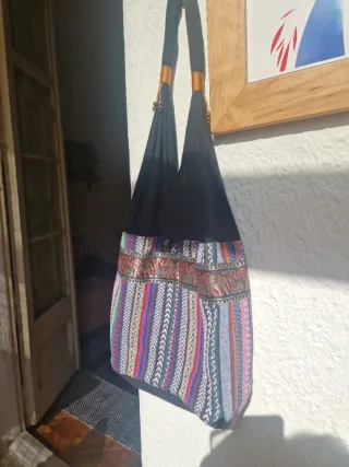 Bolso negro con estampado étnico multicolor.