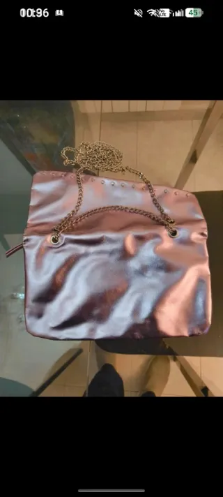 Bolso de mano plateado con cadena
