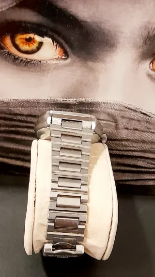 Seiko Quartz LC 0124-0049 (1976) – Corona digital