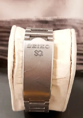 Seiko Quartz LC 0124-0049 (1976) – Corona digital
