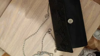 Bolso de fiesta negro con flores