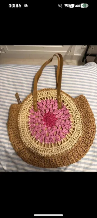 Bolso redondo de rafia con diseño floral