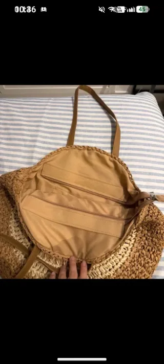 Bolso redondo de rafia con diseño floral