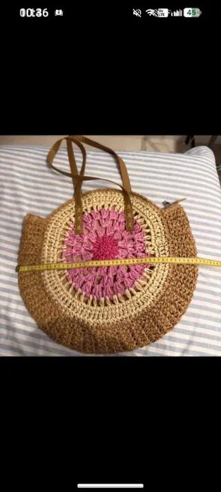 Bolso redondo de rafia con diseño floral