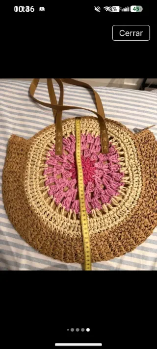 Bolso redondo de rafia con diseño floral