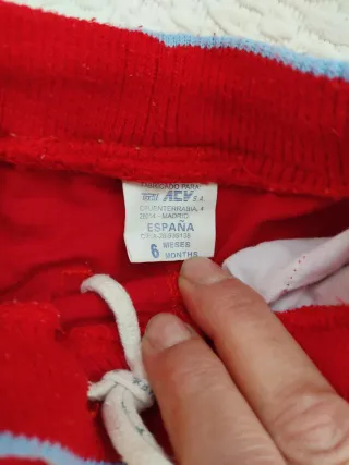 Pantalones cortos rojos con dibujo y chándal