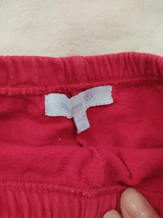 Pantalones cortos rojos con dibujo y chándal