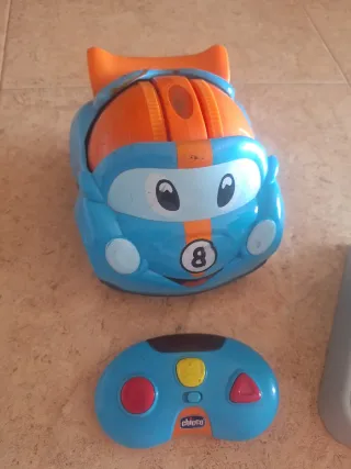 Coche teledirigido Chicco azul y naranja con mando