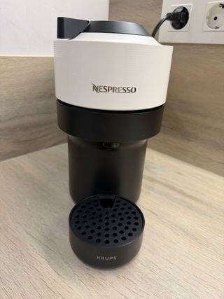Cafetera Nespresso Blanca y Negra