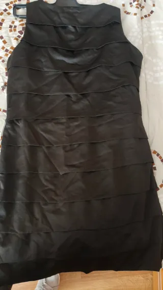 Vestido de fiesta negro con volantes