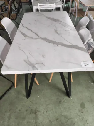 Mesa imitación mármol blanco y gris. Sólo la mesa.
