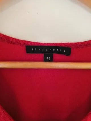 Vestido de tul plumeti en rojo granate.