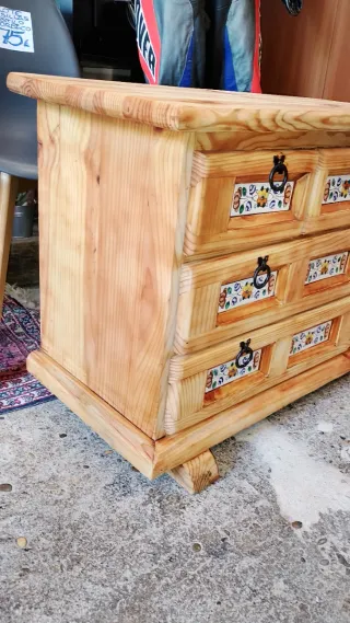 Cómoda de madera con azulejos 2a OPORTUNITAT