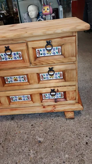 Cómoda de madera con azulejos 2a OPORTUNITAT