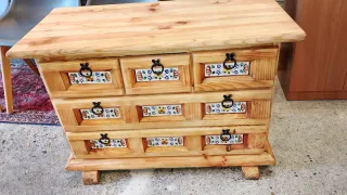 Cómoda de madera con azulejos 2a OPORTUNITAT