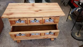 Cómoda de madera con azulejos 2a OPORTUNITAT