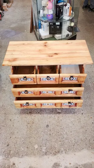 Cómoda de madera con azulejos 2a OPORTUNITAT
