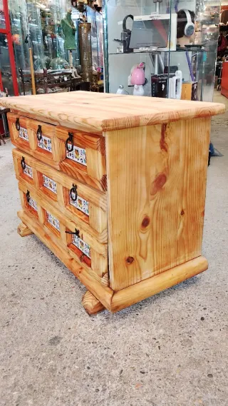 Cómoda de madera con azulejos 2a OPORTUNITAT