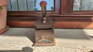 Plancha antigua de hierro con gallo