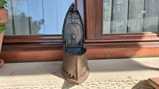 Plancha antigua de hierro con gallo