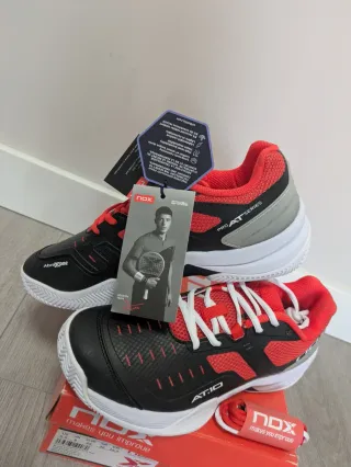 Talla 39. Zapatillas pádel NOX AT10 PRO negro/rojo