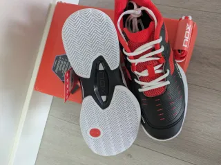 Talla 39. Zapatillas pádel NOX AT10 PRO negro/rojo