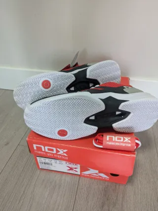 Talla 39. Zapatillas pádel NOX AT10 PRO negro/rojo