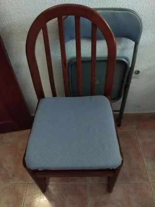 Silla de madera tapizada azul. Hay 3