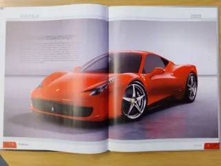 Libri e fascicolo a tema Ferrari