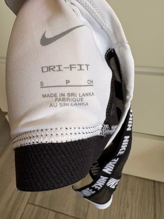 Top deportivo Nike blanco y negro