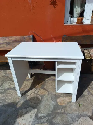 Escritorio blanco y mesa auxiliar