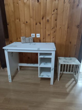 Escritorio blanco y mesa auxiliar