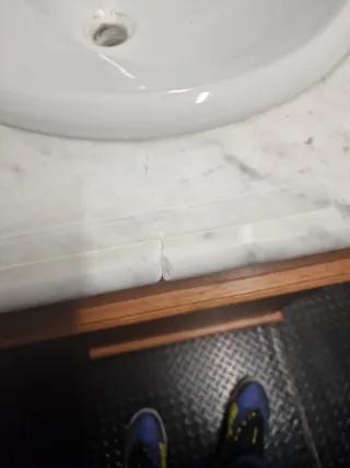 Mueble de baño madera y mármol