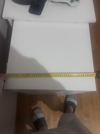 Escritorio blanco con estantería