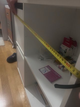 Escritorio blanco con estantería