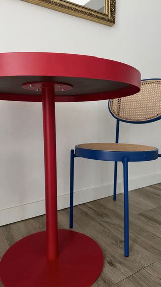 Mesa redonda roja y 2 sillas diseño azul