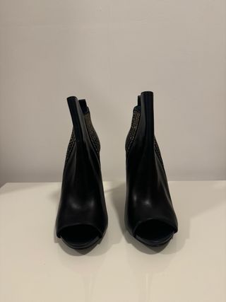 Botines Guess Tacón Peep Toe Negro Dorado