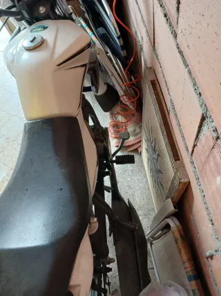 Keeway RK 125 Naked Blanca y Negra