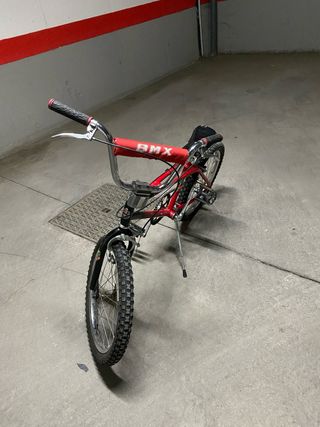 Bici BMX antigua roja y negra
