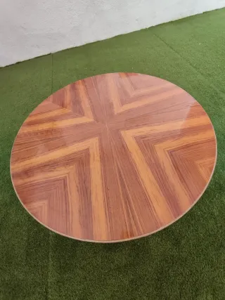 Mesa redonda de madera natural