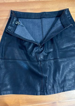 Minifalda de piel negra